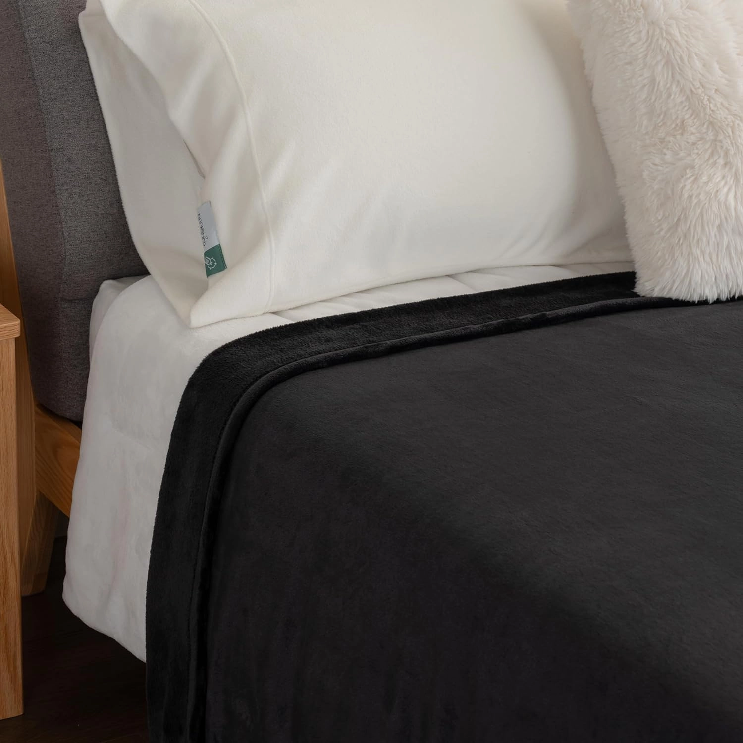 Berkshire Blanket Classic VelvetLoft® Solid Bed Blanket,King Size Bed Blanket,Lightweight Soft Fuzzy Plush Blanket for Bed and Couch,Black,90x108 Inches