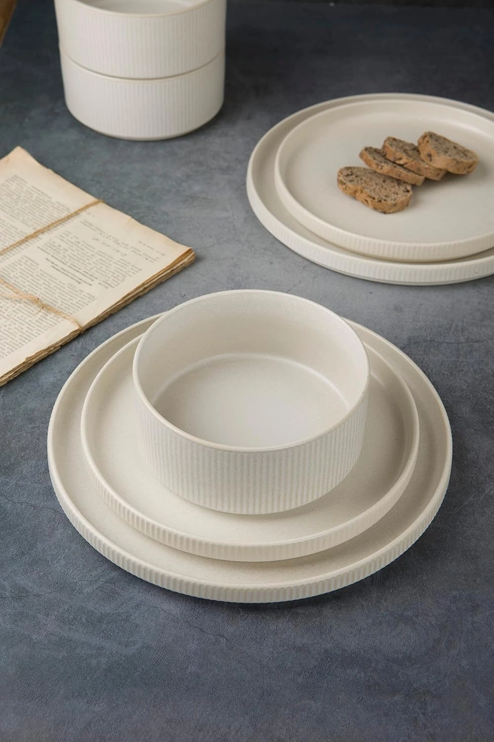 Famiware Star Plates and Bowls Sets, Modern Stoneware Dinnerware Sets for 6, 18-Piece Kitchen Dish Sets - Chip and Scratch Resistant, Microwave and Dishwasher Safe Tableware Set, Matte White