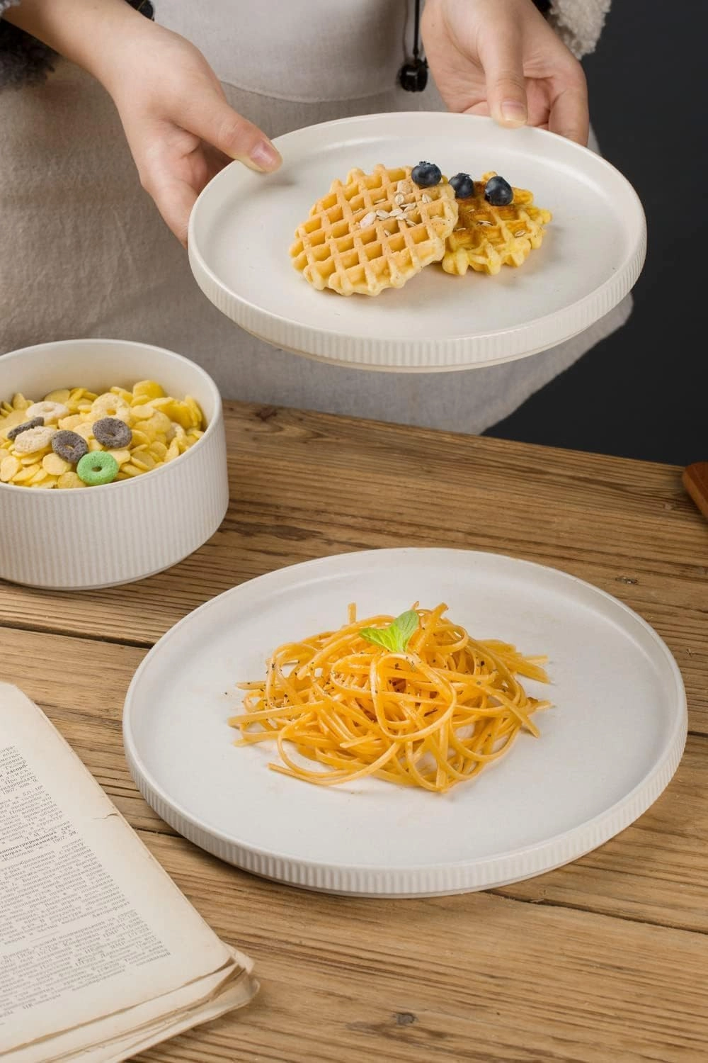 Famiware Star Plates and Bowls Sets, Modern Stoneware Dinnerware Sets for 6, 18-Piece Kitchen Dish Sets - Chip and Scratch Resistant, Microwave and Dishwasher Safe Tableware Set, Matte White