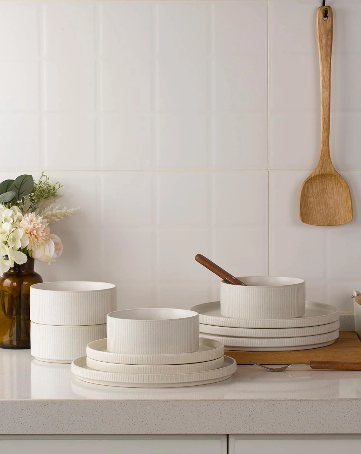 Famiware Star Plates and Bowls Sets, Modern Stoneware Dinnerware Sets for 6, 18-Piece Kitchen Dish Sets - Chip and Scratch Resistant, Microwave and Dishwasher Safe Tableware Set, Matte White