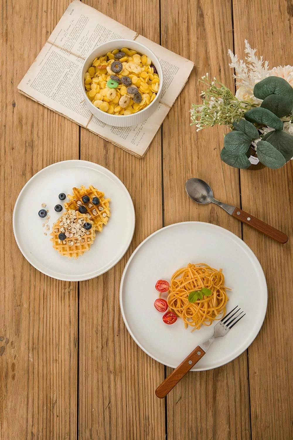 Famiware Star Plates and Bowls Sets, Modern Stoneware Dinnerware Sets for 6, 18-Piece Kitchen Dish Sets - Chip and Scratch Resistant, Microwave and Dishwasher Safe Tableware Set, Matte White