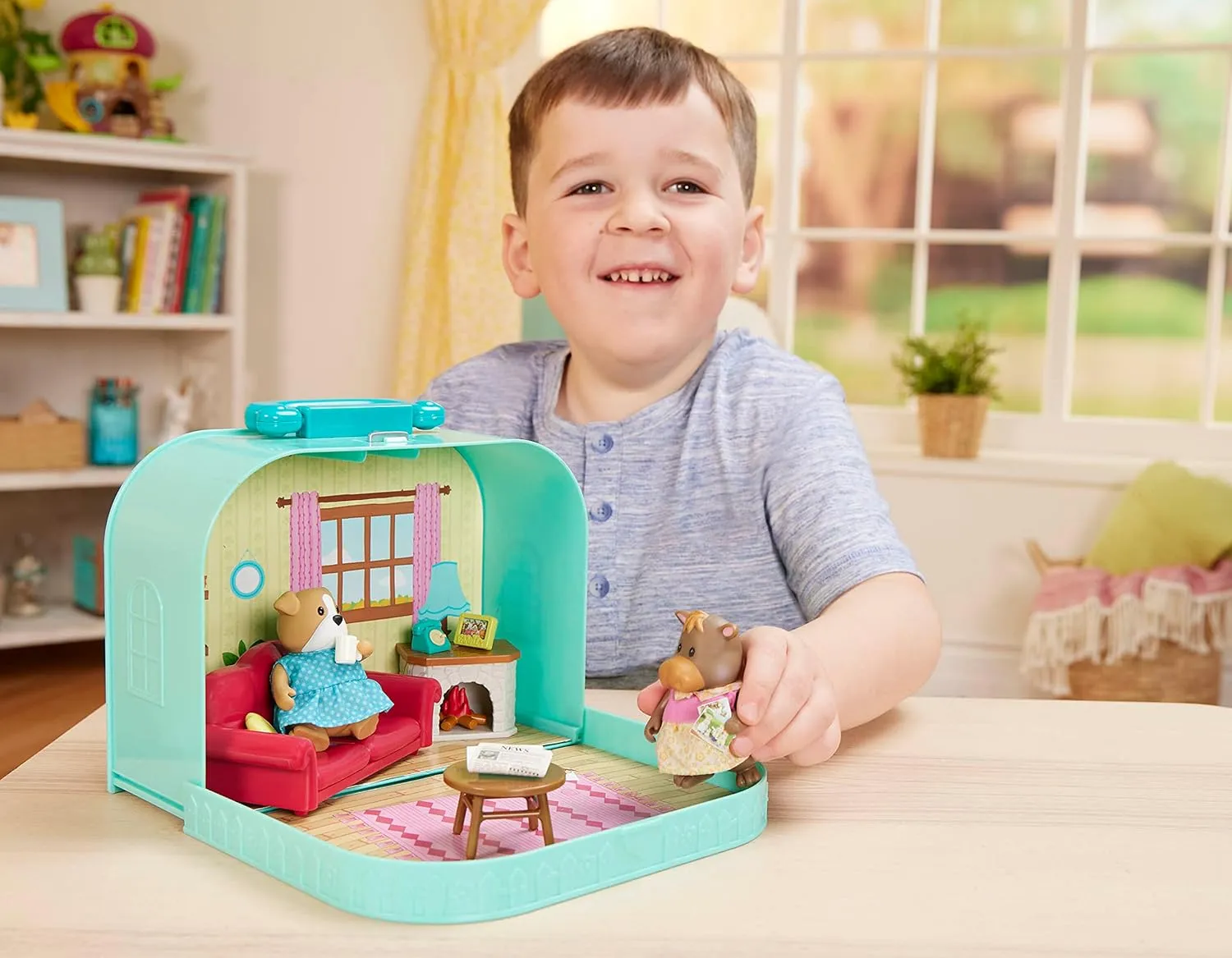 Lil Woodzeez – Portable Toy Figures Playset - Miniature Furniture & Posable Figures - Couch, Fireplace & Food - Animal Characters Included - Kids 3 Years  