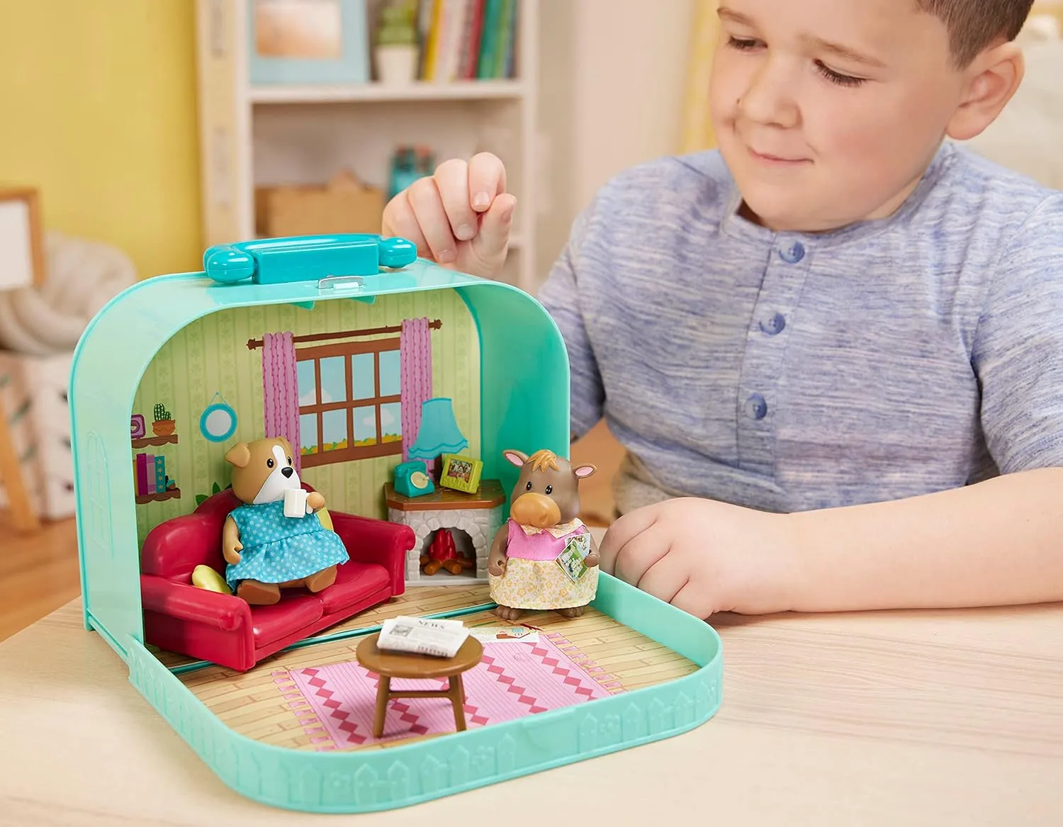 Lil Woodzeez – Portable Toy Figures Playset - Miniature Furniture & Posable Figures - Couch, Fireplace & Food - Animal Characters Included - Kids 3 Years  