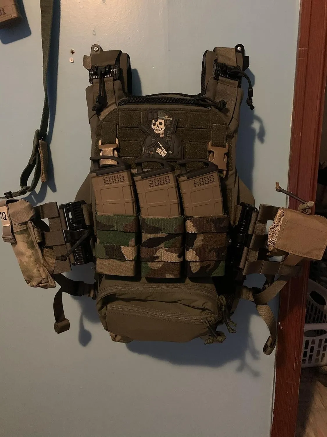 Plate Carrier Body Armor Wall Mount Wall Tactical Gear Holder Storage Rack (Black)